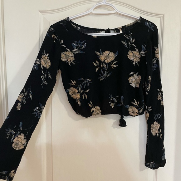 Long Sleeve Floral Crop Top - Picture 2 of 4